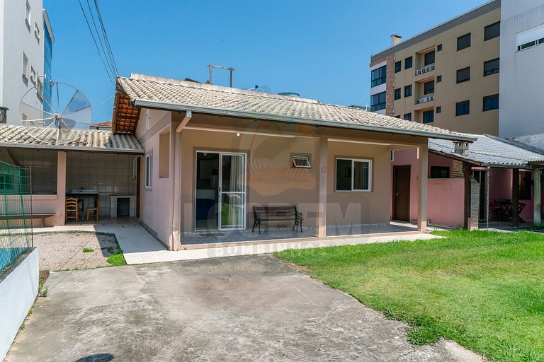Casa bem no centro de bombinhas