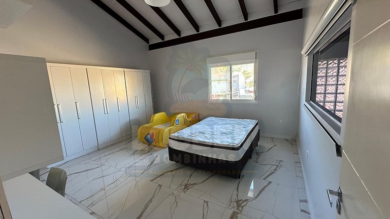 Seu paraíso em Zimbros: Casa a 30 passos da praia