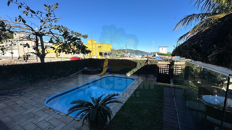 Seu paraíso em Zimbros: Casa a 30 passos da praia
