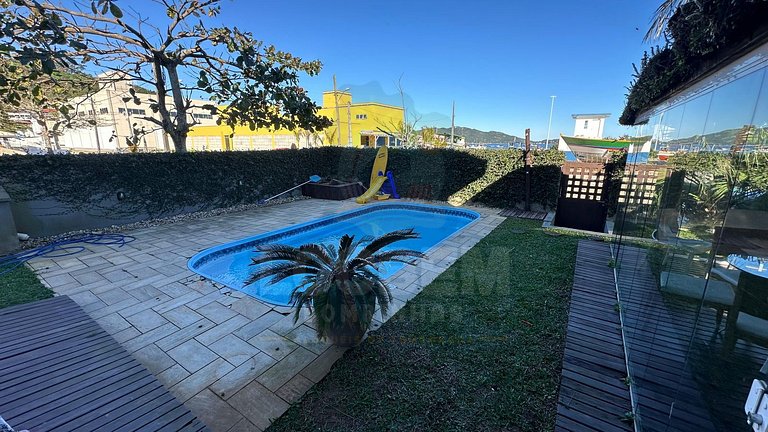 Seu paraíso em Zimbros: Casa a 30 passos da praia