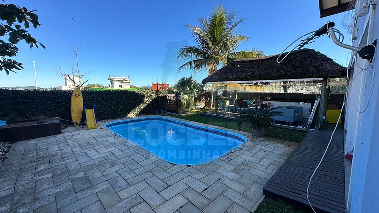 Seu paraíso em Zimbros: Casa a 30 passos da praia