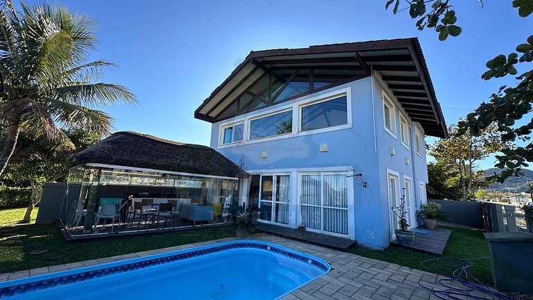 Seu paraíso em Zimbros: Casa a 30 passos da praia