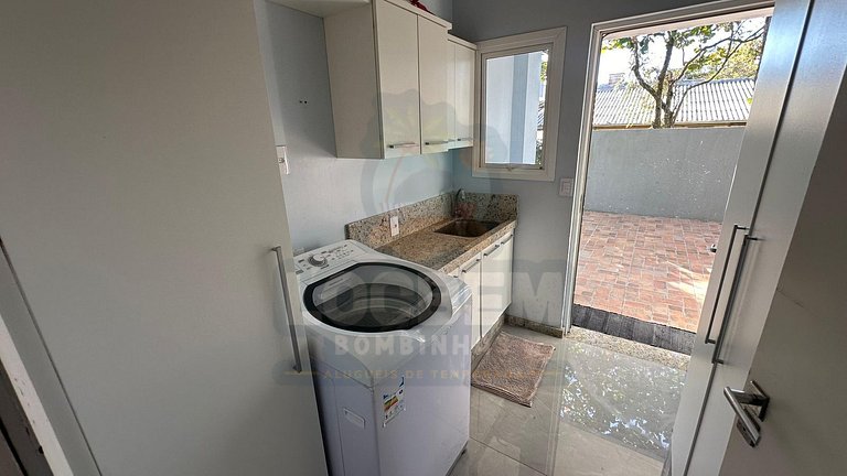 Seu paraíso em Zimbros: Casa a 30 passos da praia