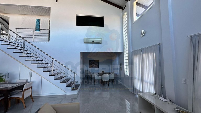 Seu paraíso em Zimbros: Casa a 30 passos da praia