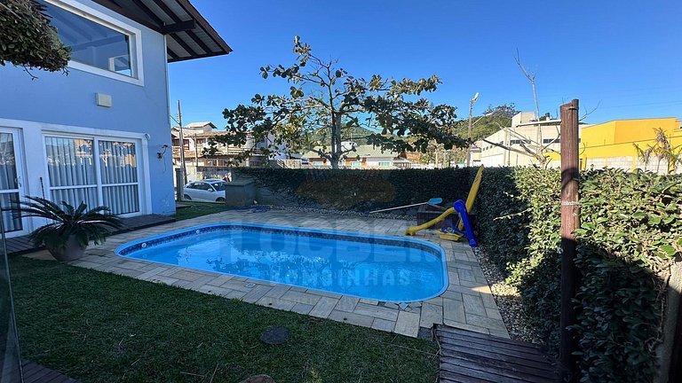 Seu paraíso em Zimbros: Casa a 30 passos da praia