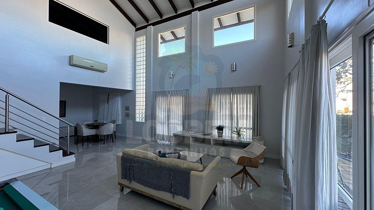 Seu paraíso em Zimbros: Casa a 30 passos da praia