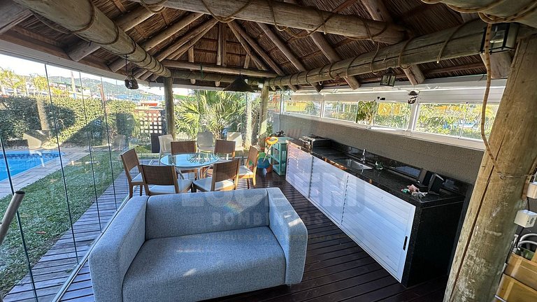 Seu paraíso em Zimbros: Casa a 30 passos da praia