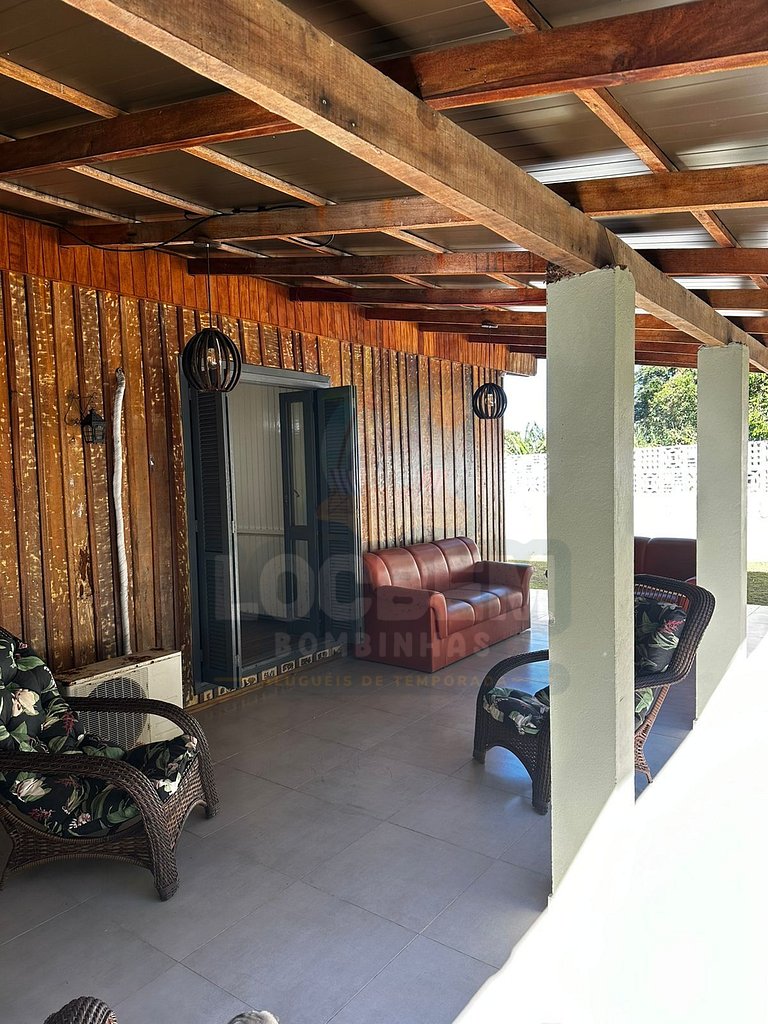 Casa com Ofurô a 170m da Praia de Morrinhos – Conforto e Laz