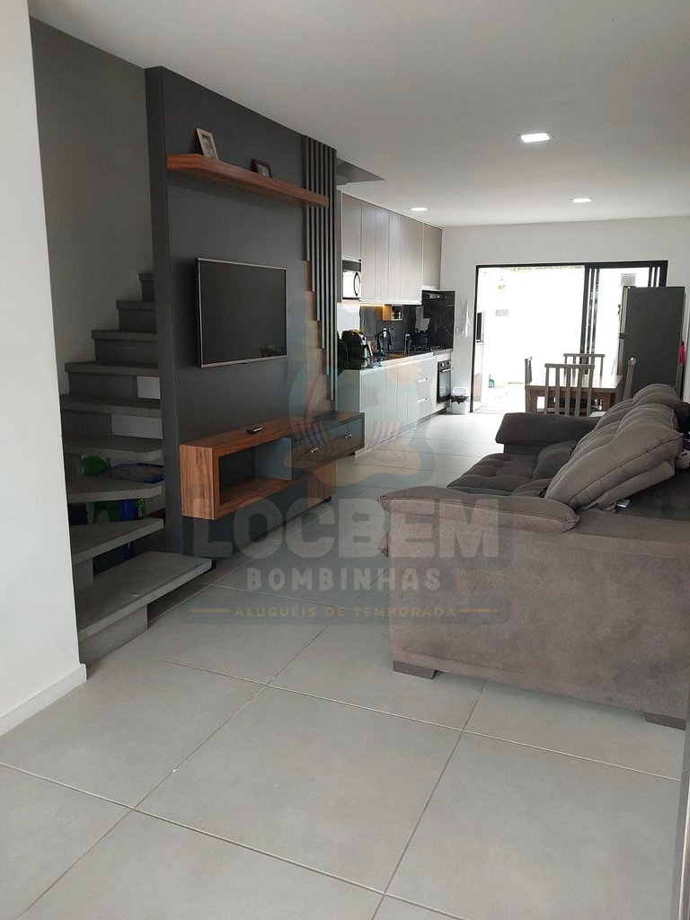 Sobrado Novo com Churrasqueira e Garagem – 850m da Praia de