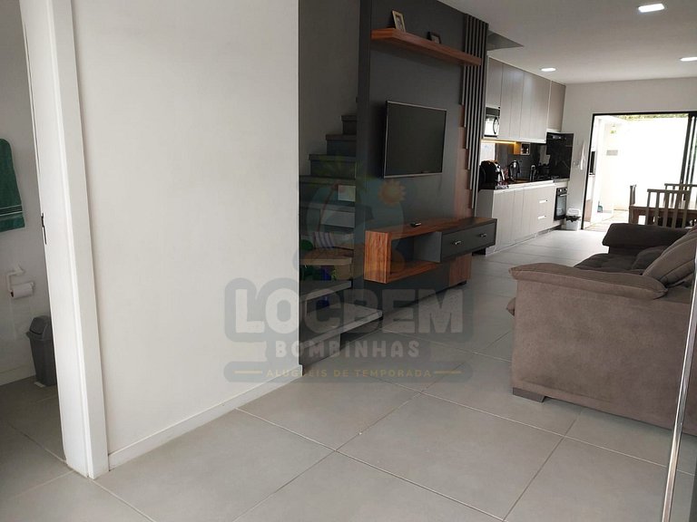 Sobrado Novo com Churrasqueira e Garagem – 850m da Praia de