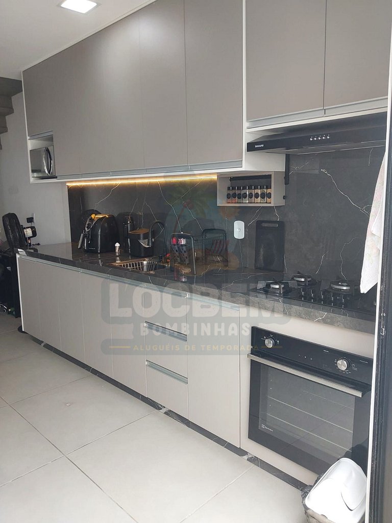 Sobrado Novo com Churrasqueira e Garagem – 850m da Praia de