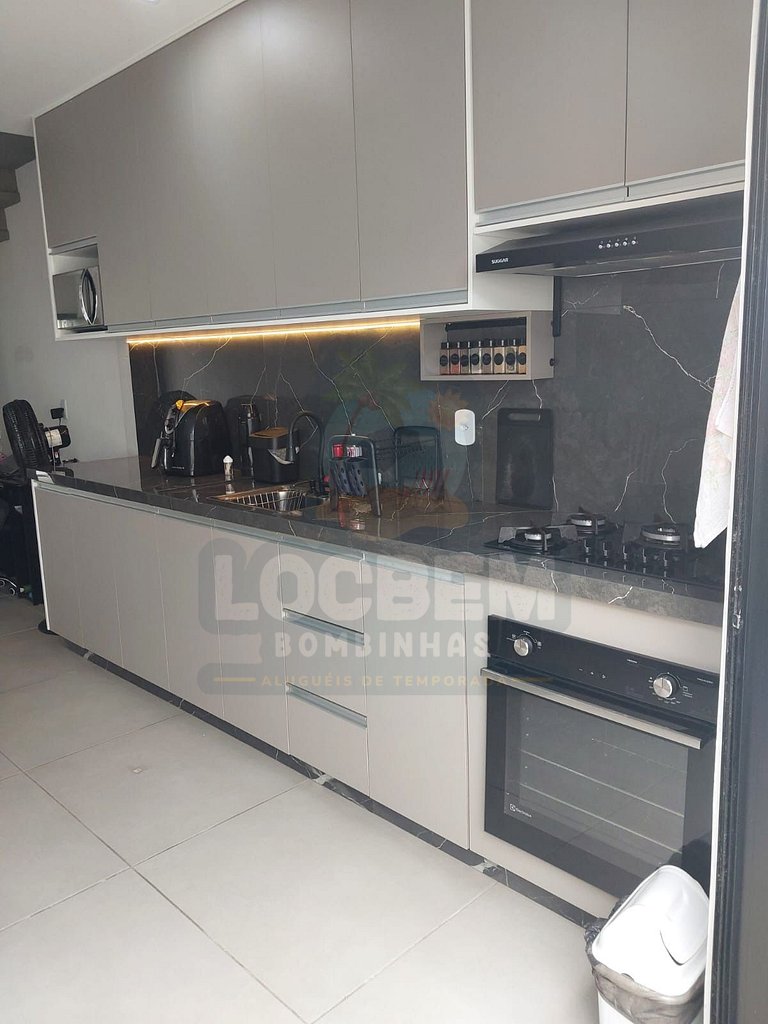 Sobrado Novo com Churrasqueira e Garagem – 850m da Praia de
