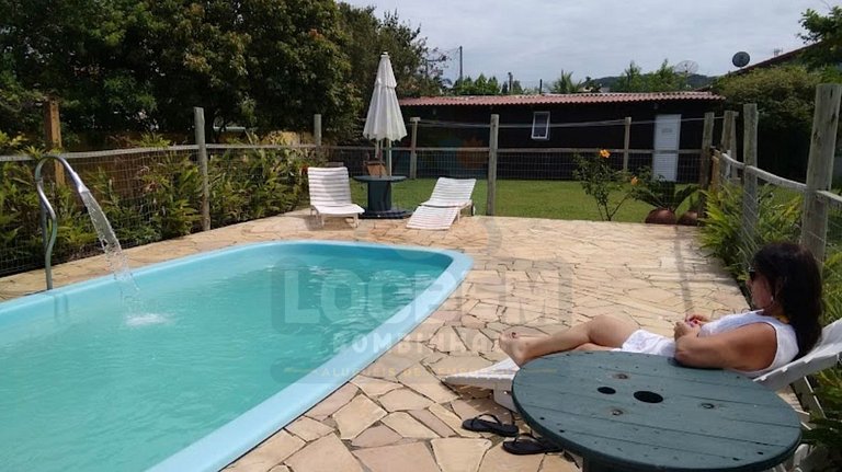 Piscina, área verde e lazer a poucos passos do mar