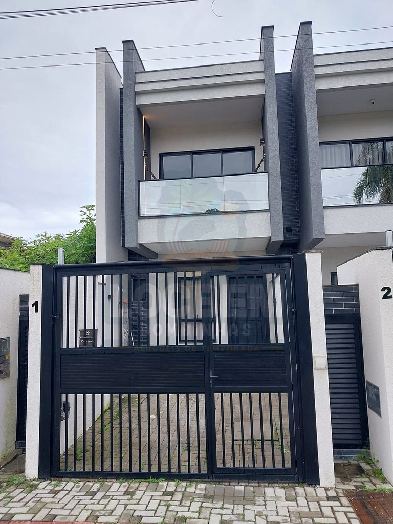 Sobrado Novo com Churrasqueira e Garagem – 850m da Praia de