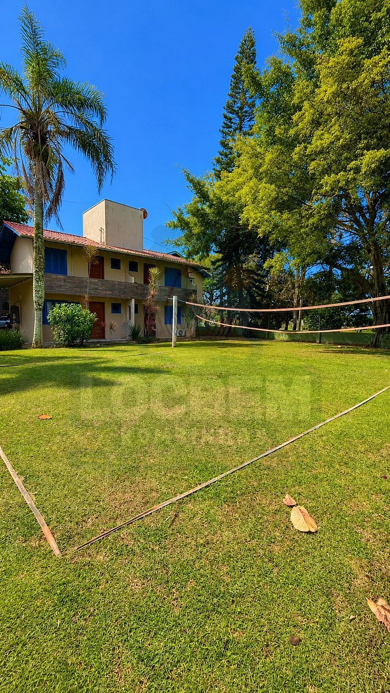 Piscina, área verde e lazer a poucos passos do mar