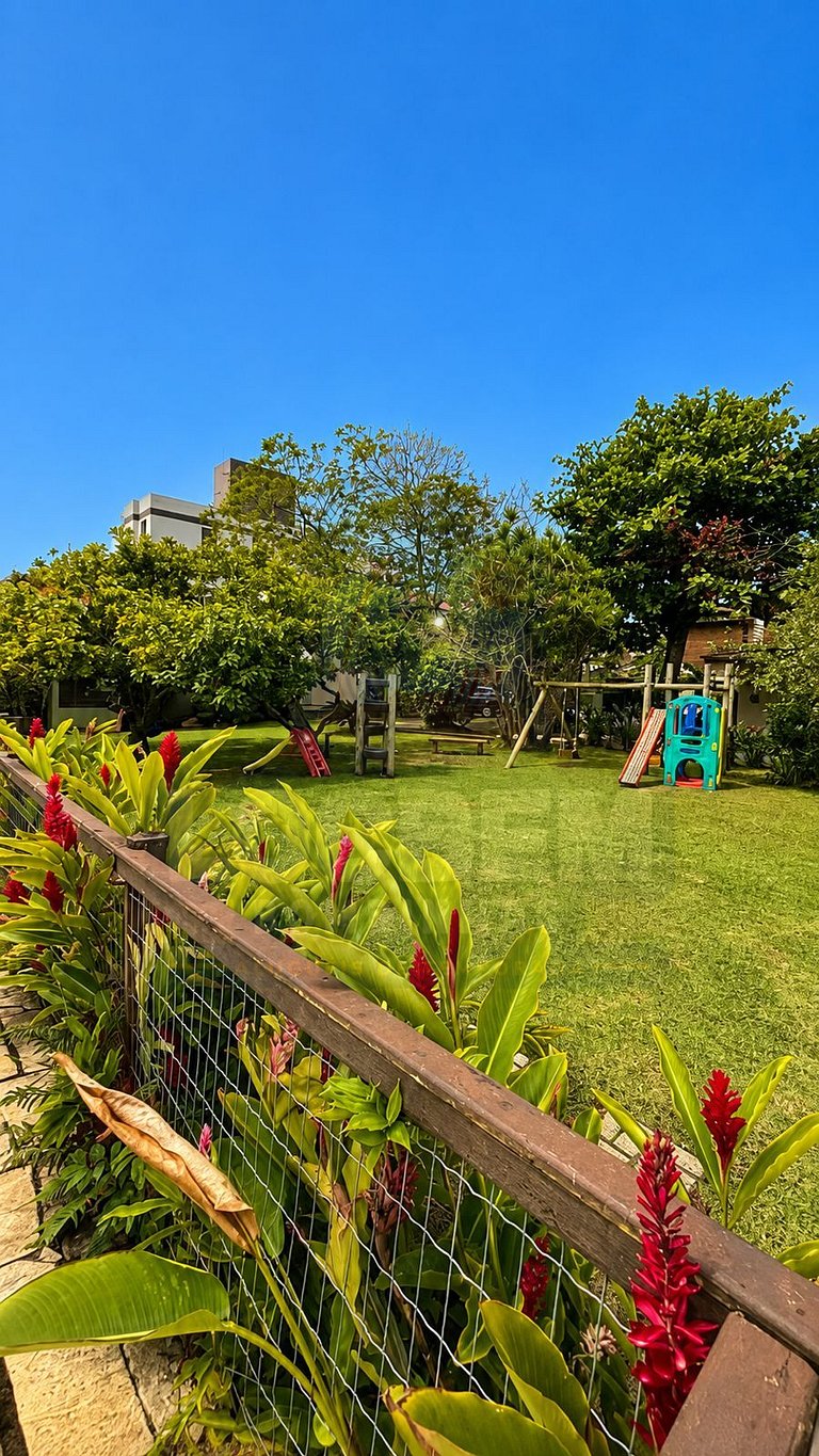 Piscina, área verde e lazer a poucos passos do mar