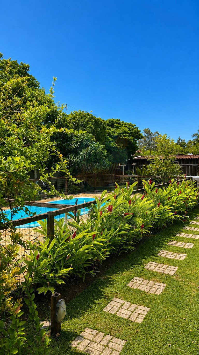 Piscina, área verde e lazer a poucos passos do mar