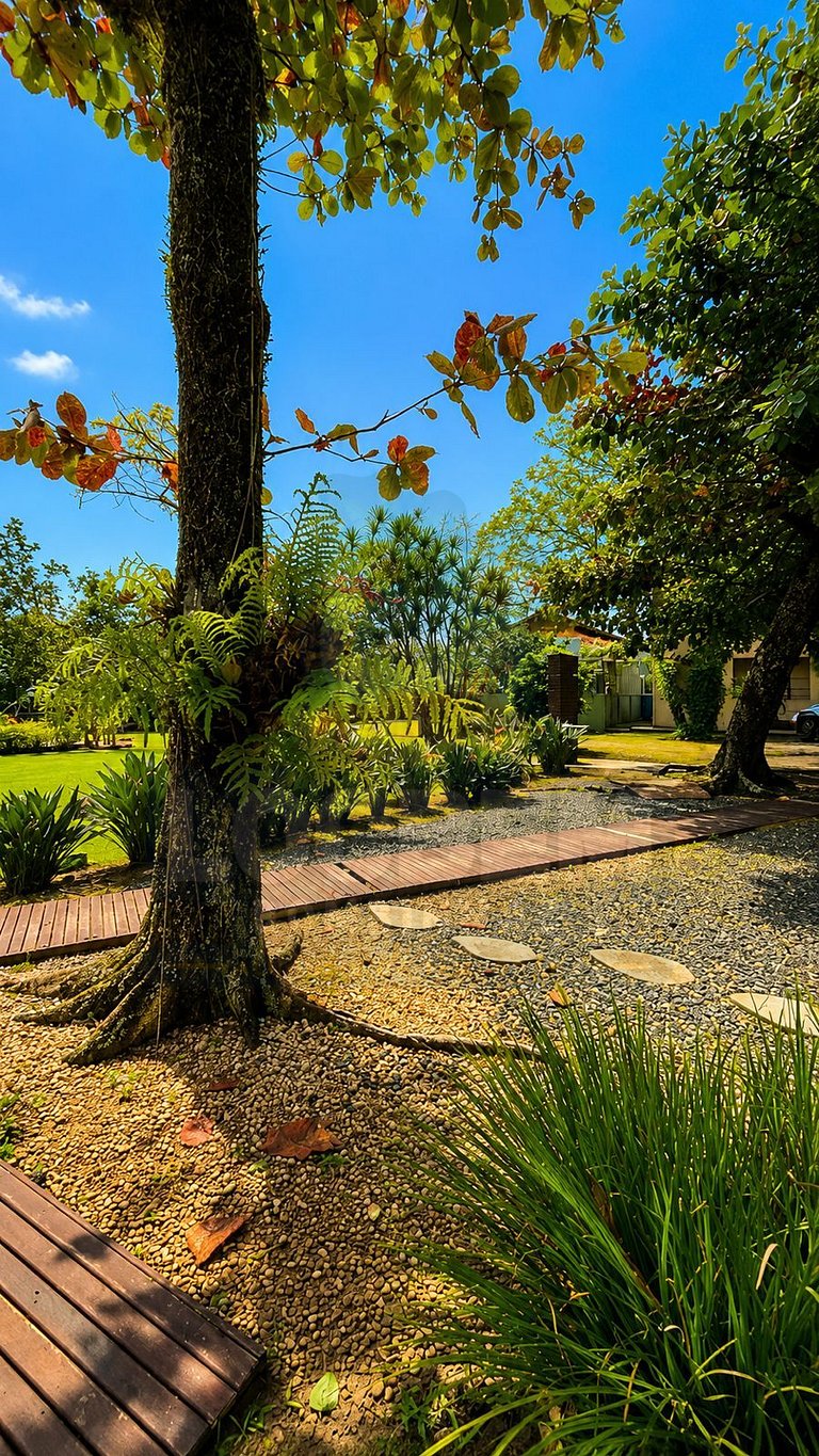 Piscina, área verde e lazer a poucos passos do mar