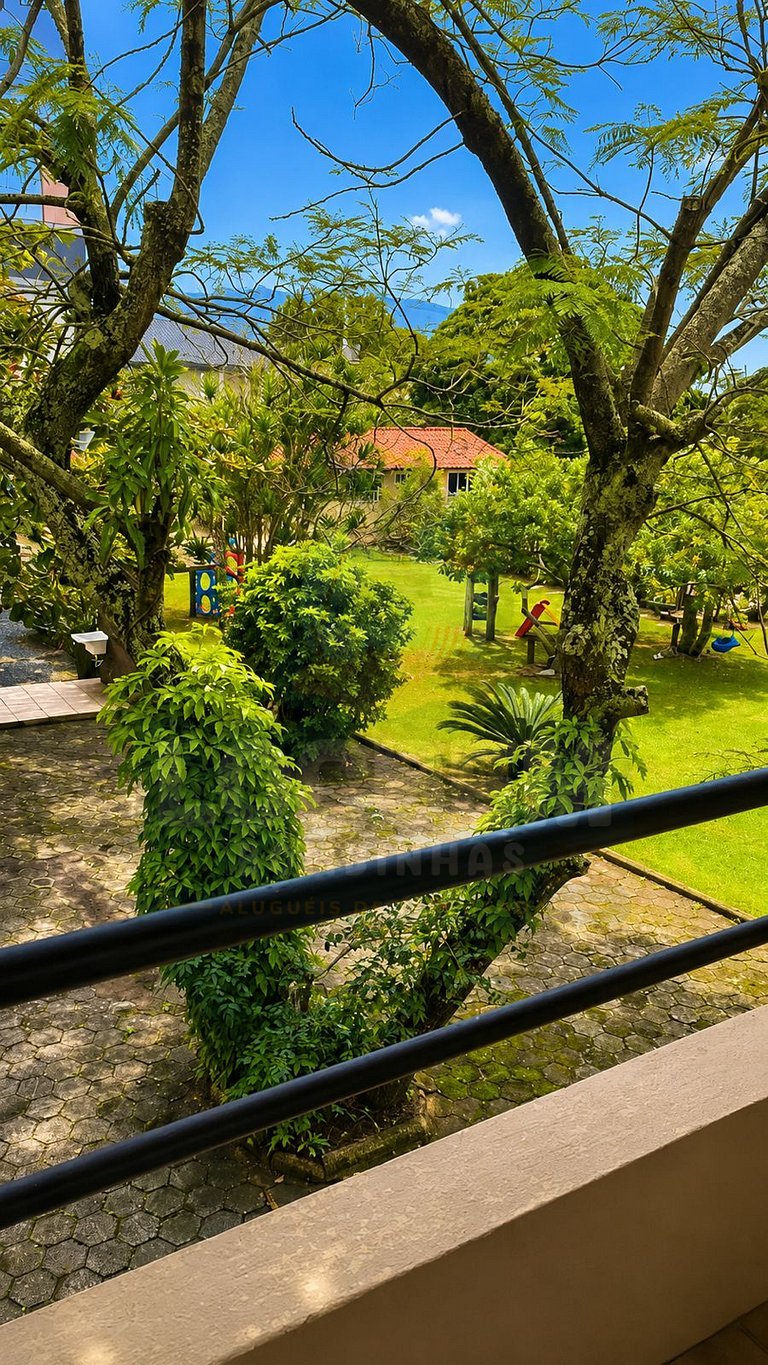 Piscina, área verde e lazer a poucos passos do mar