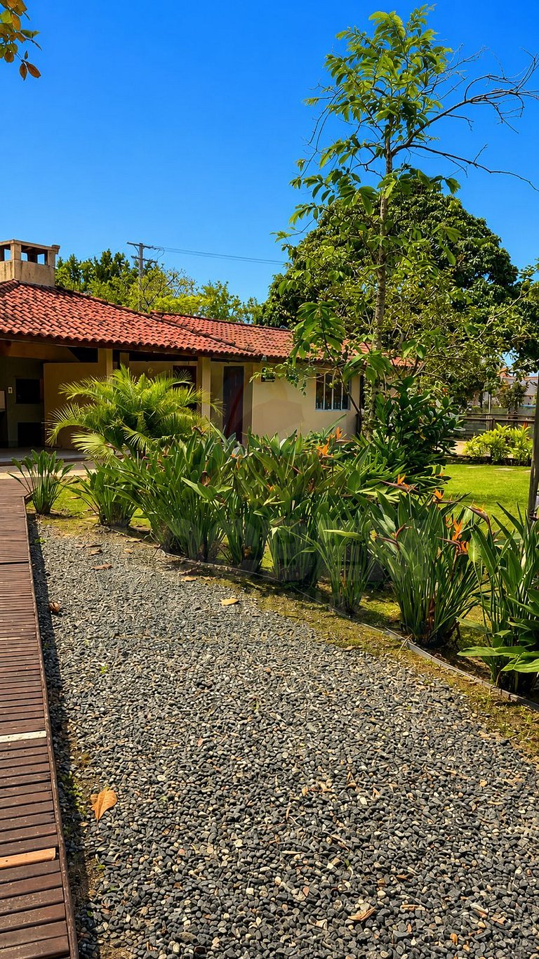 Piscina, área verde e lazer a poucos passos do mar