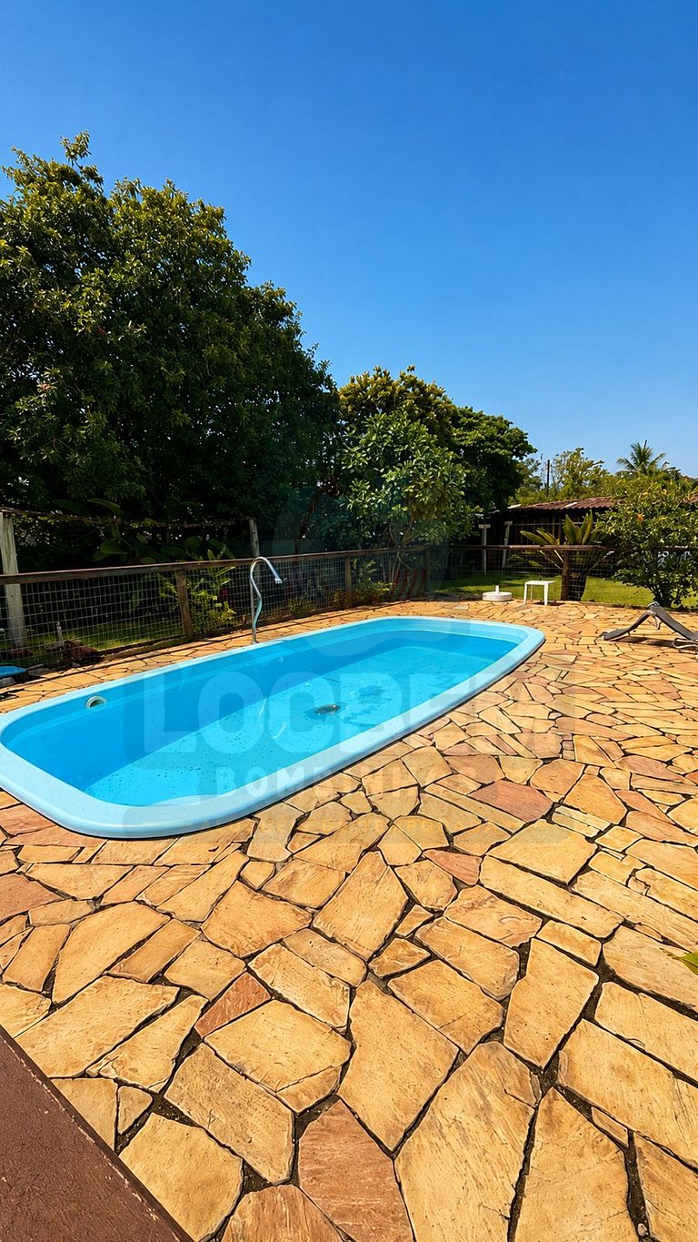 Piscina, área verde e lazer a poucos passos do mar
